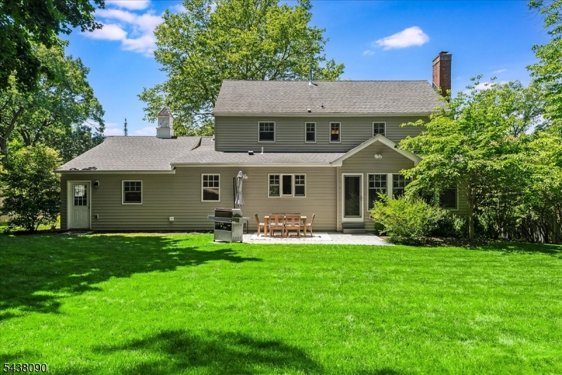 22 Ridge Dr W.