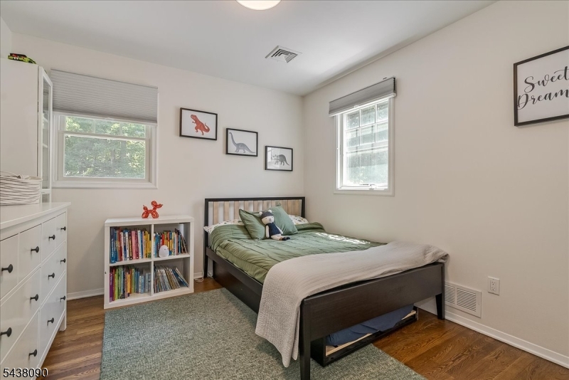 22 Ridge Dr W.