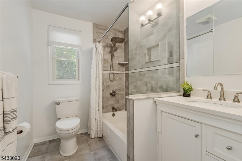 22 Ridge Dr W.
