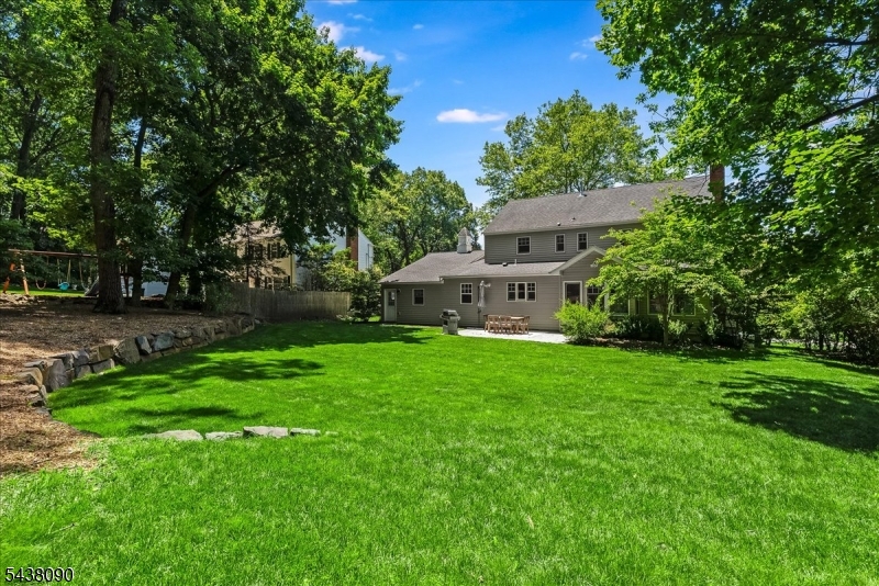 22 Ridge Dr W.