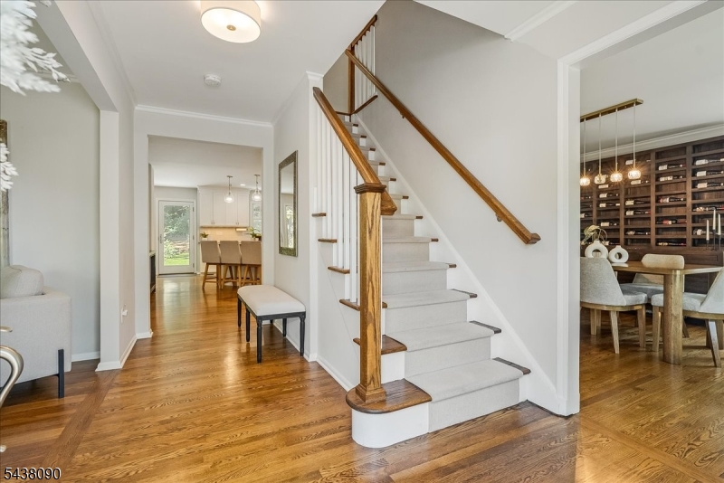 22 Ridge Dr W.