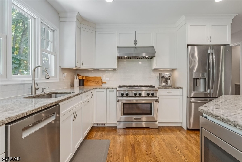 22 Ridge Dr W.