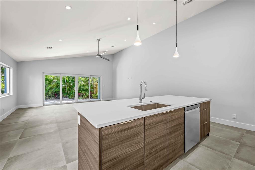 828 NE 17th Way Unit: 2