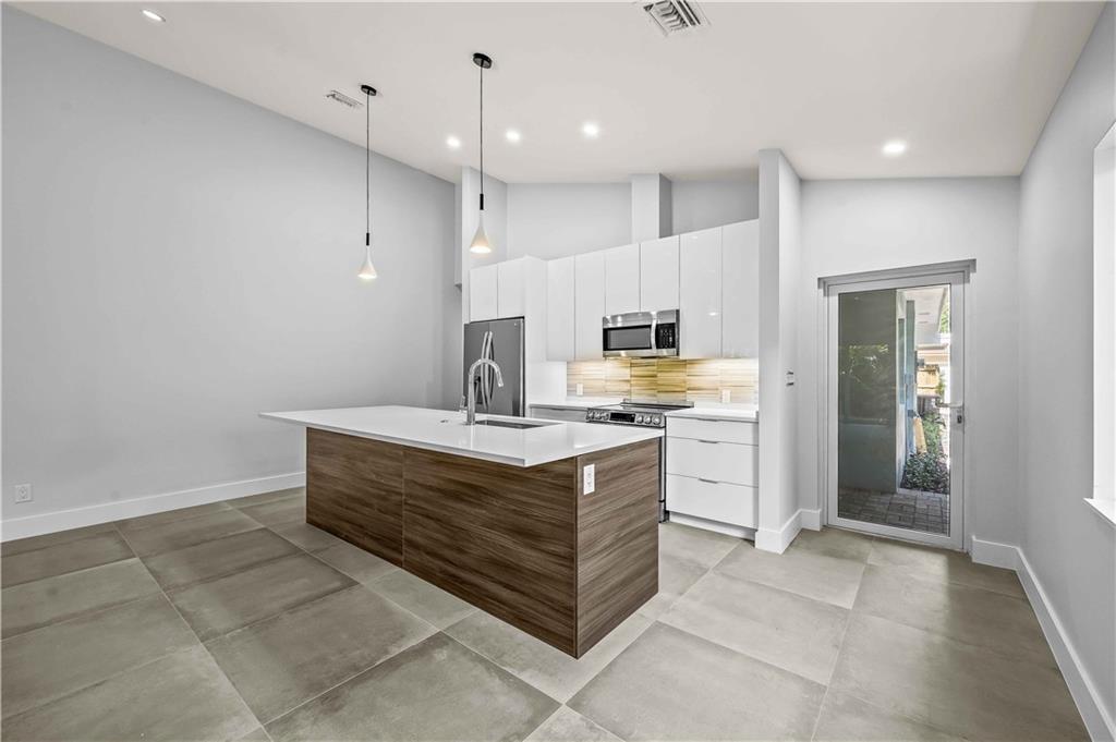 828 NE 17th Way Unit: 2