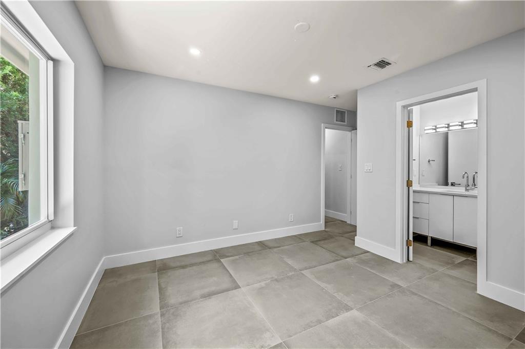 828 NE 17th Way Unit: 2