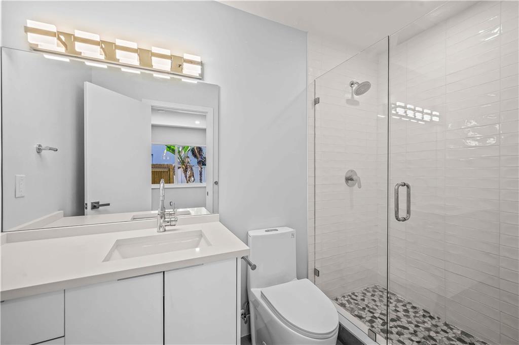 828 NE 17th Way Unit: 2