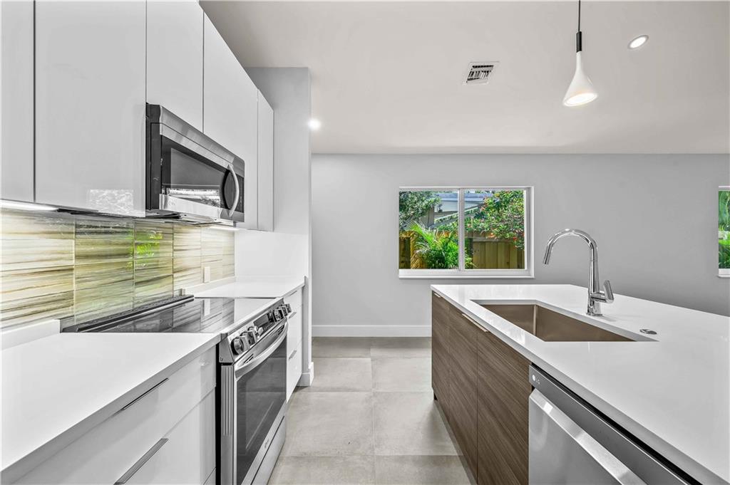 828 NE 17th Way Unit: 2