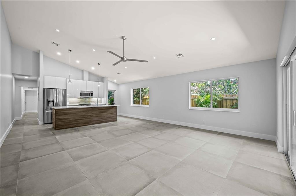 828 NE 17th Way Unit: 2