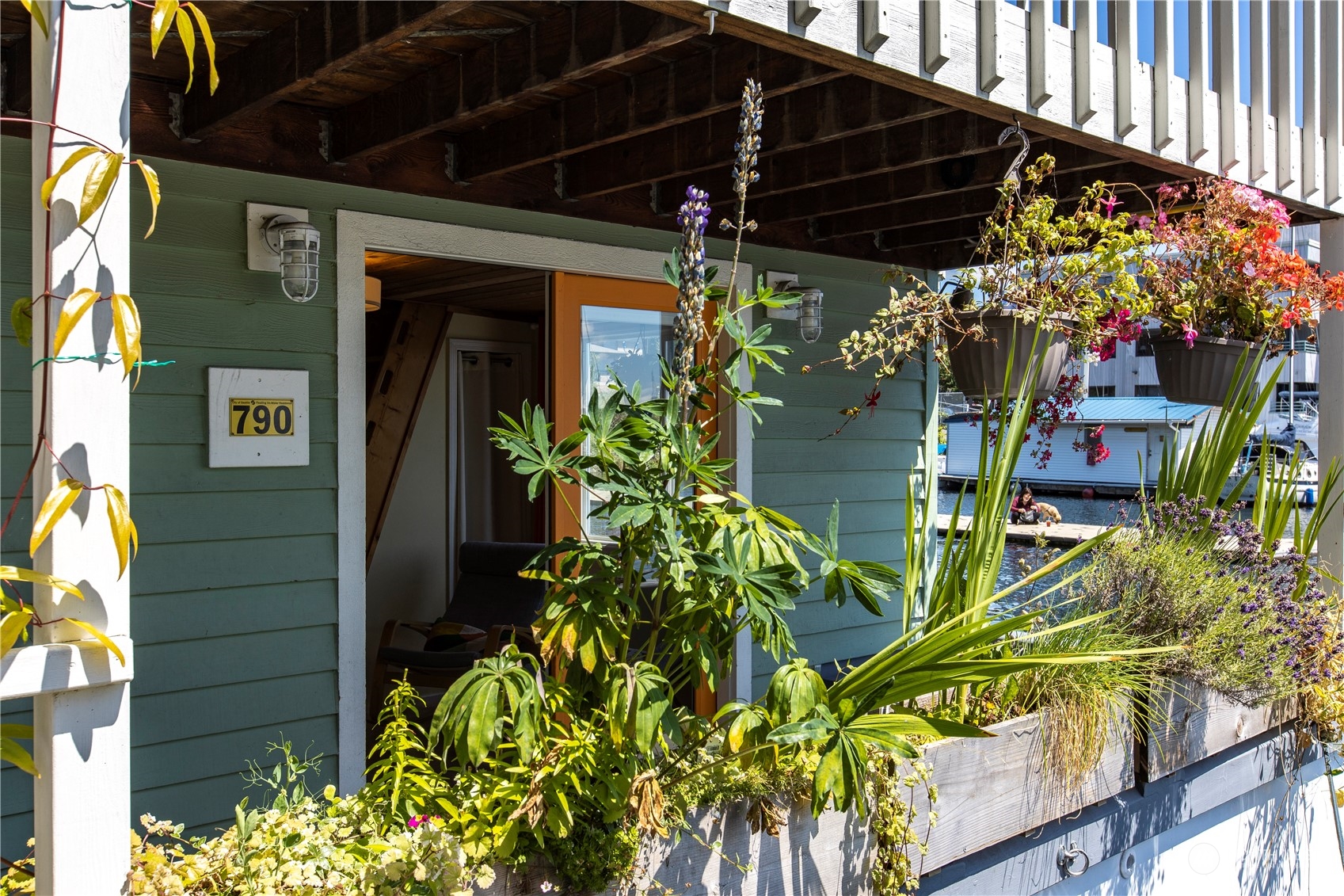 903 1/2 N Northlake Way