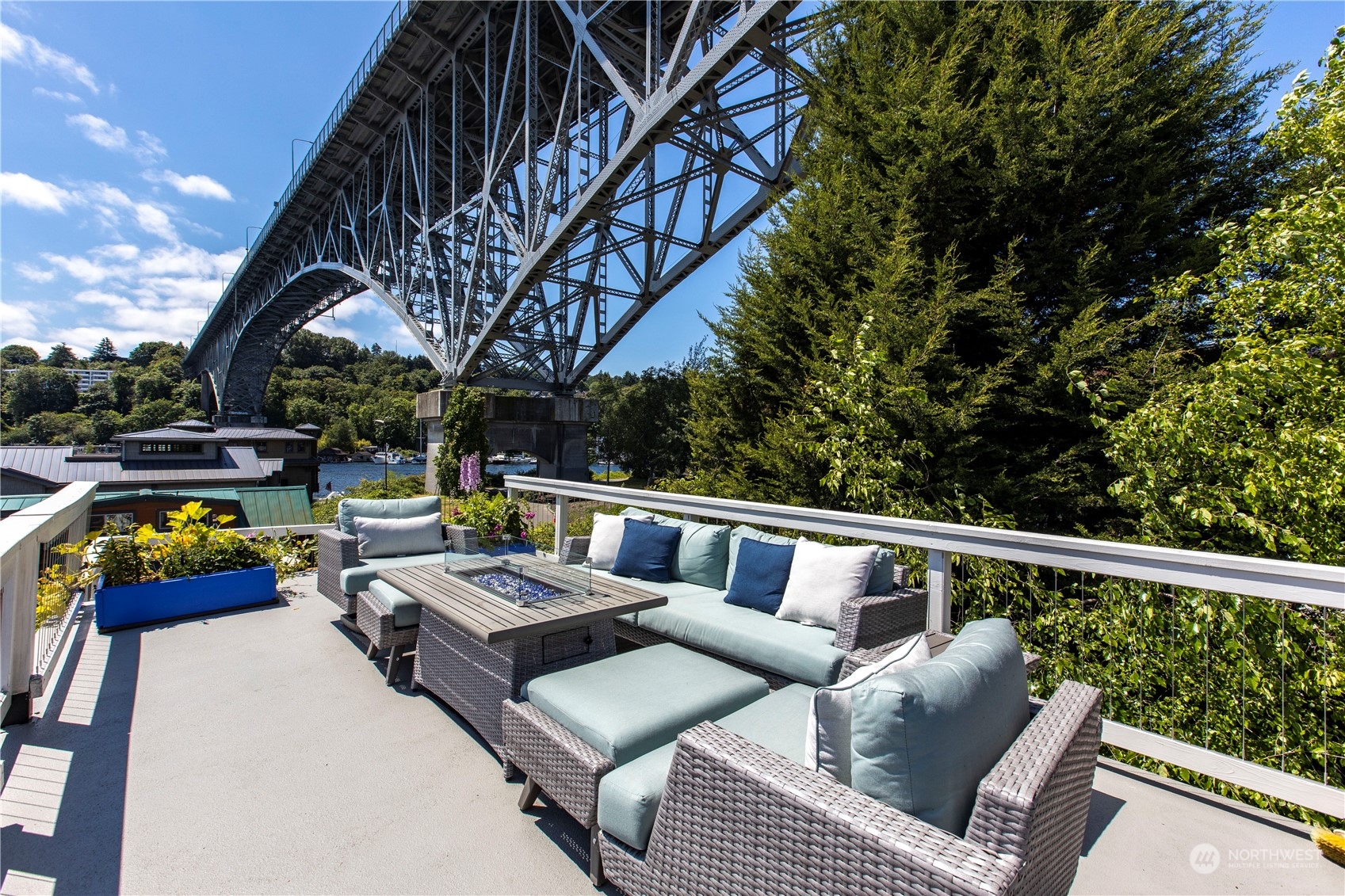 903 1/2 N Northlake Way