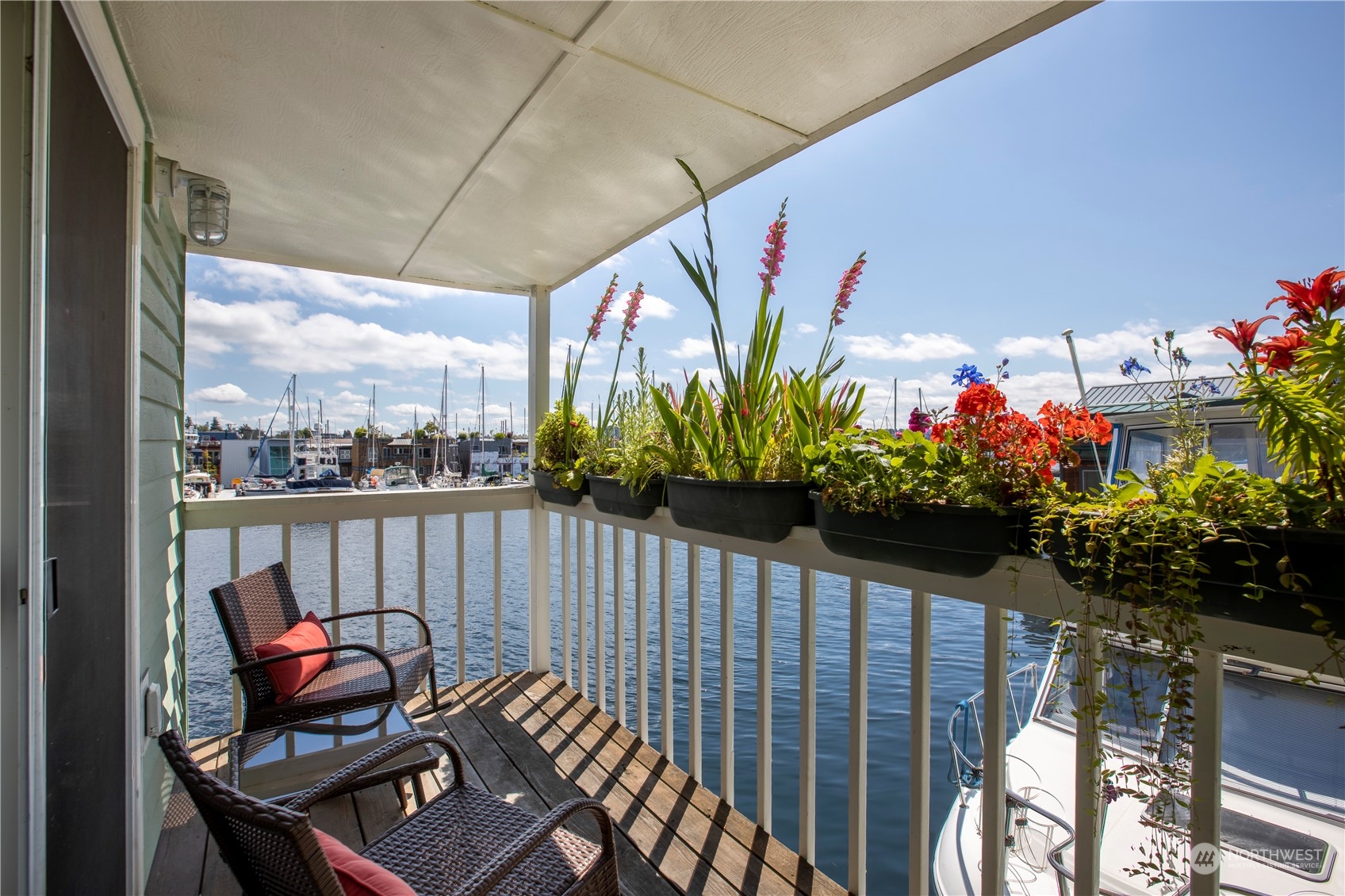 903 1/2 N Northlake Way