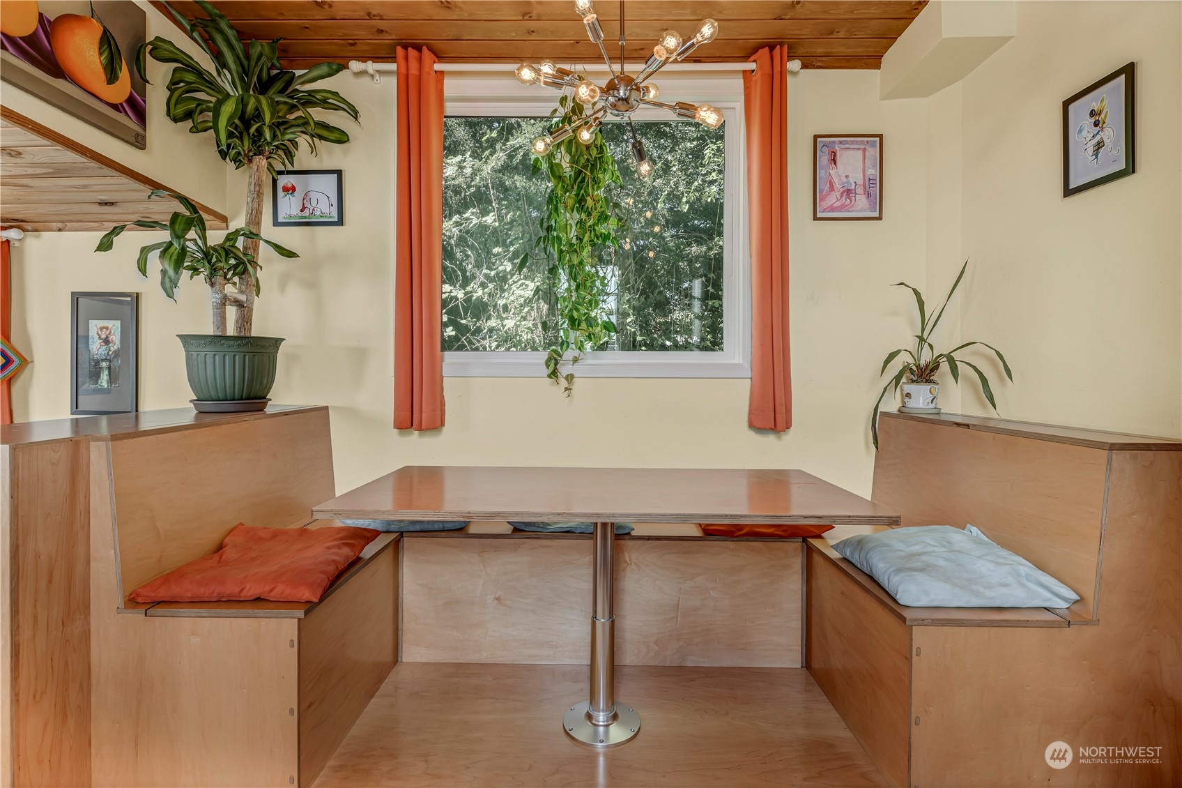 903 1/2 N Northlake Way