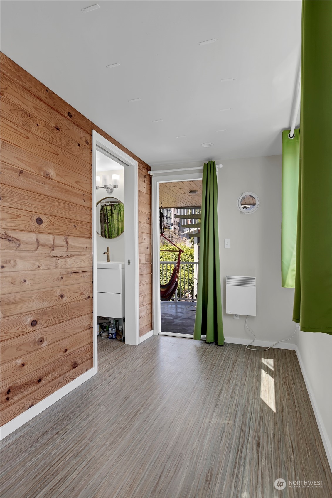 903 1/2 N Northlake Way