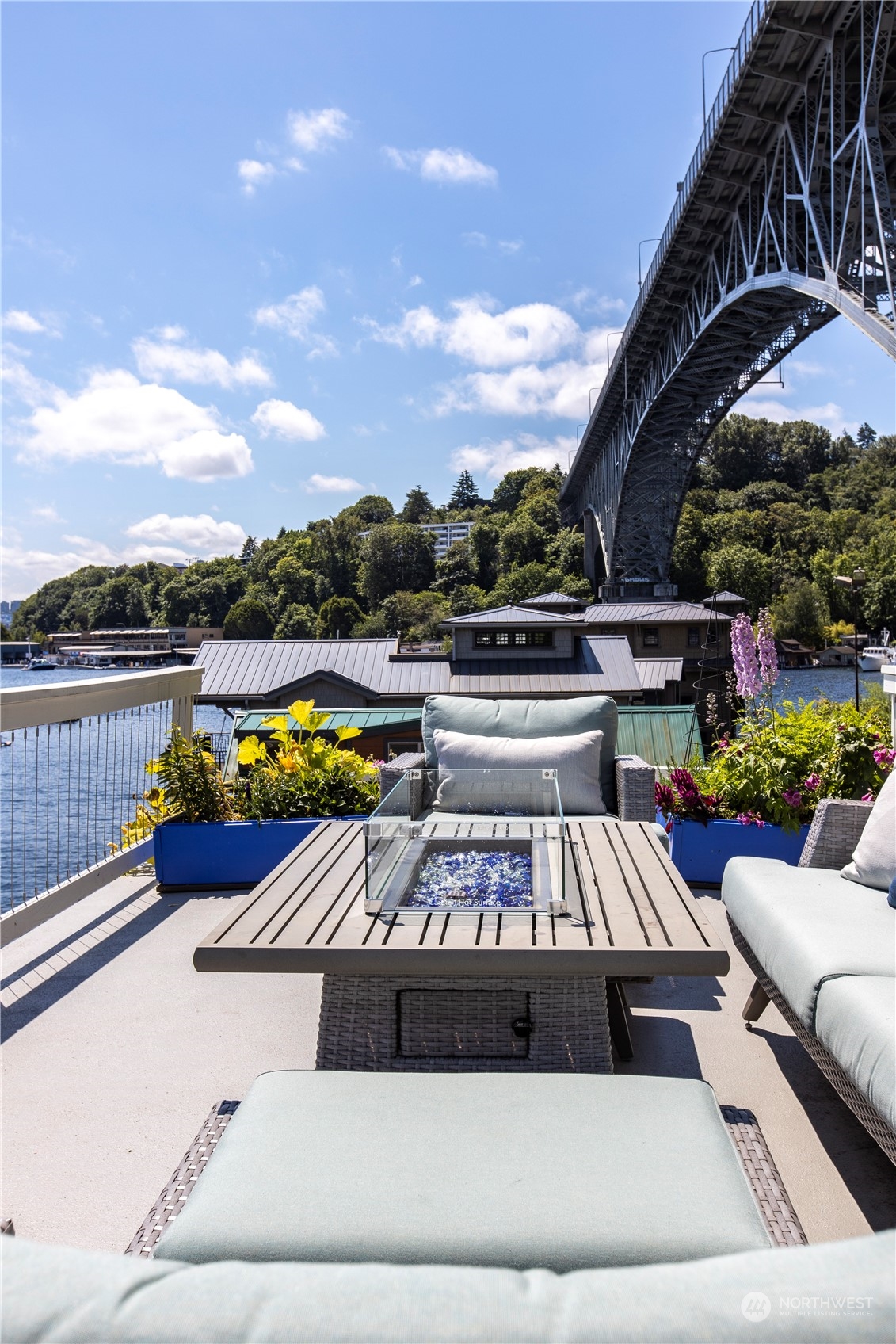 903 1/2 N Northlake Way