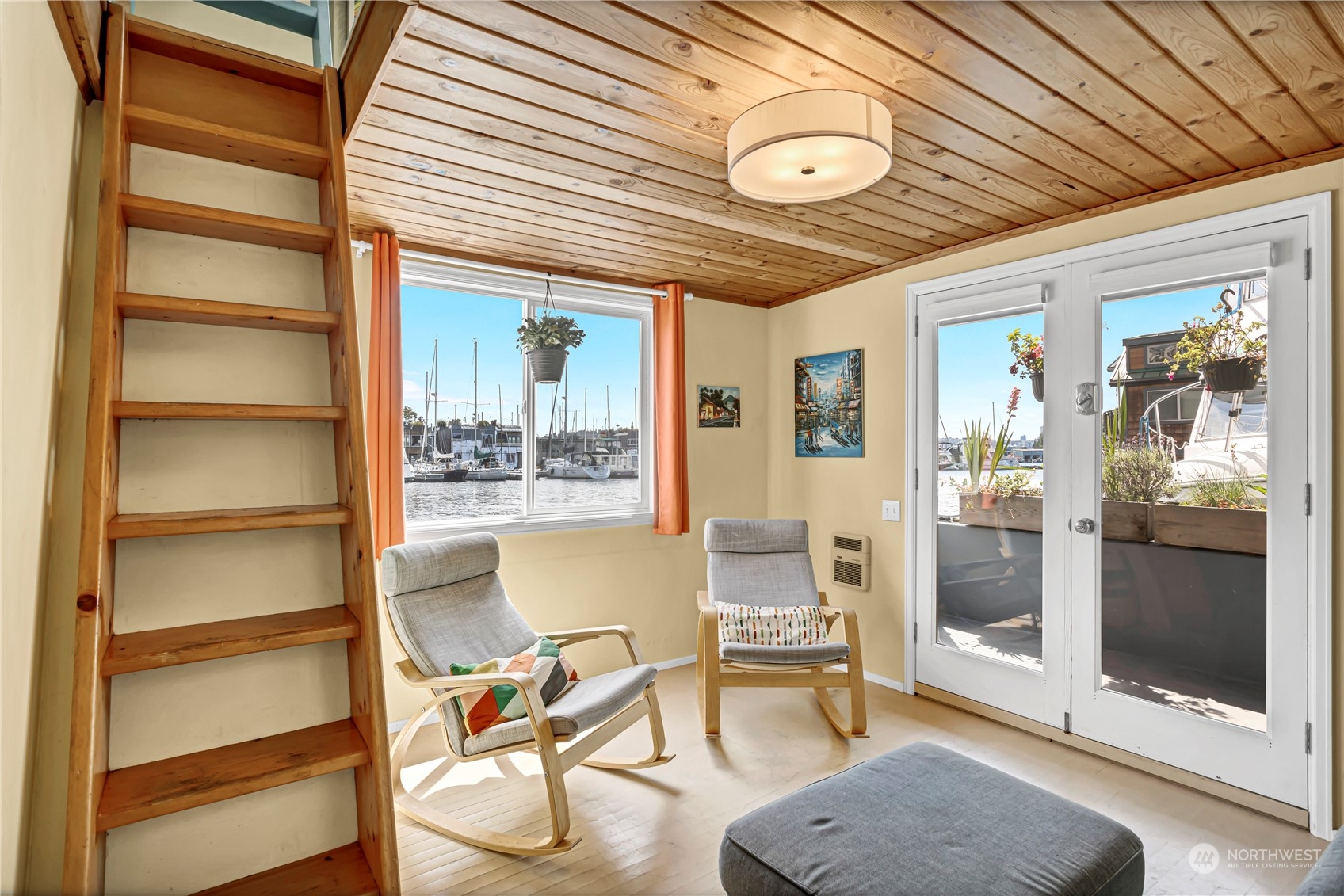 903 1/2 N Northlake Way