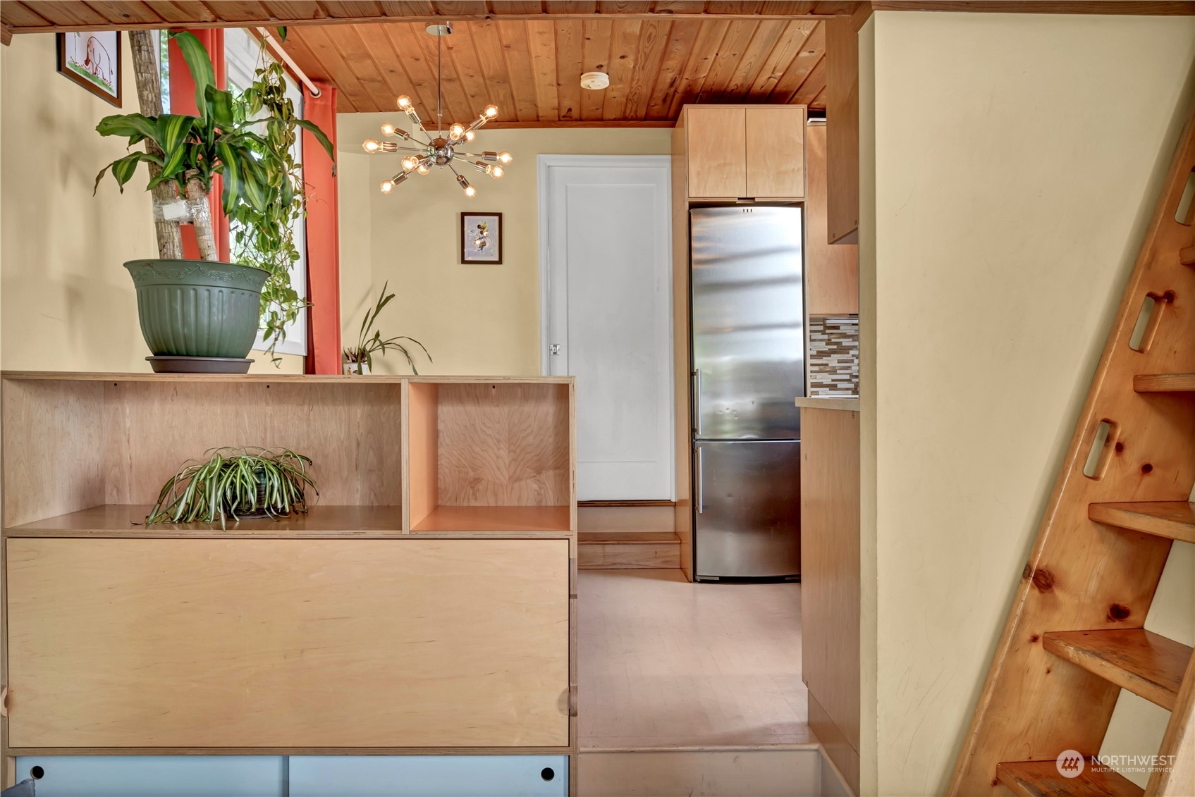 903 1/2 N Northlake Way