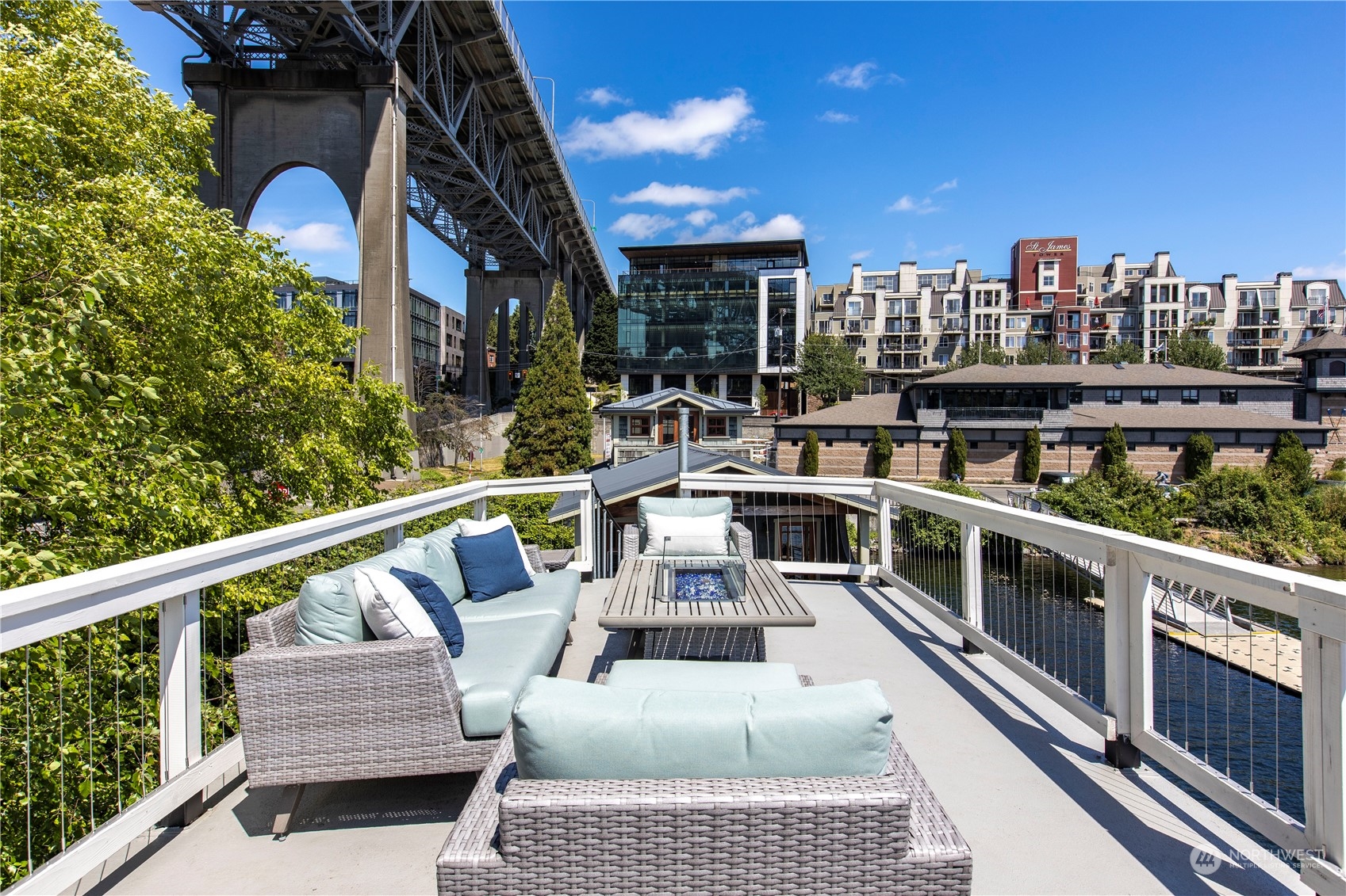 903 1/2 N Northlake Way