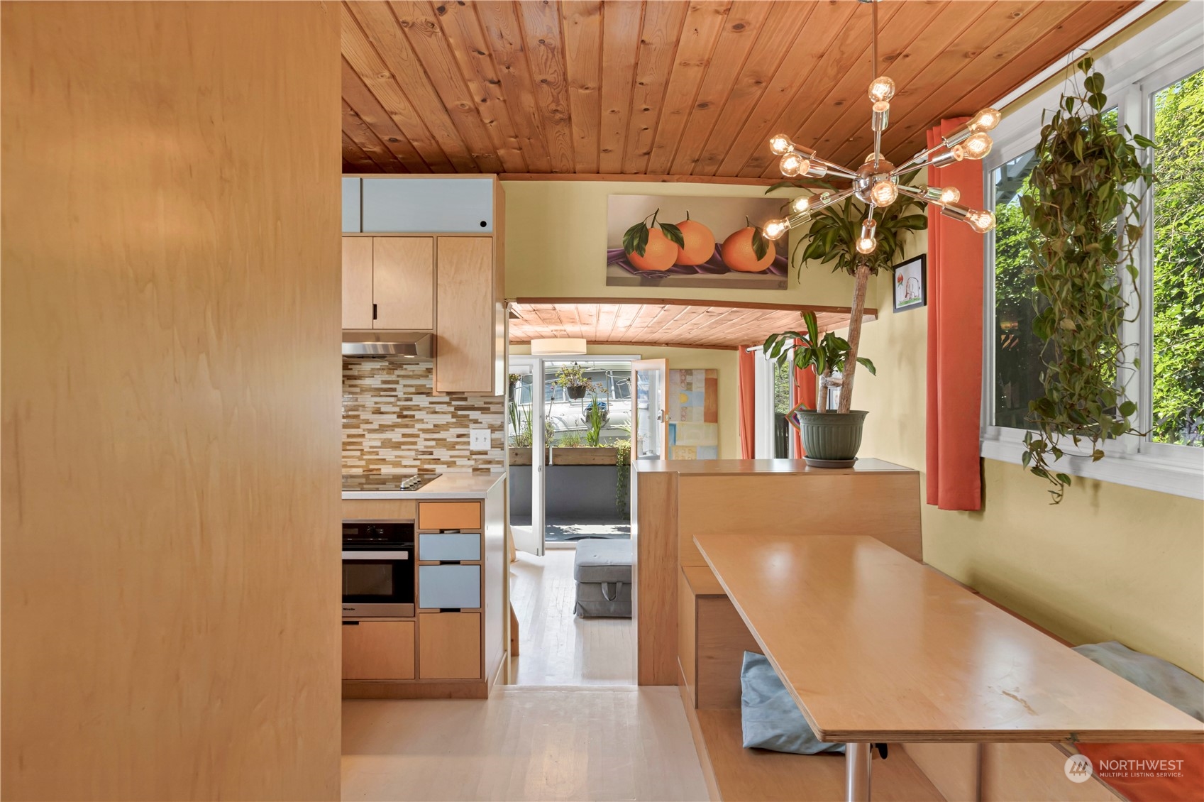 903 1/2 N Northlake Way