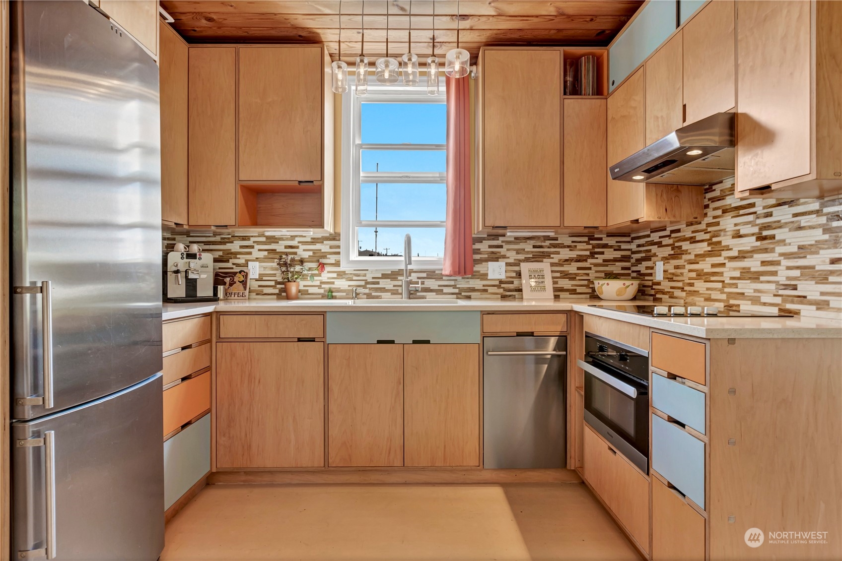 903 1/2 N Northlake Way