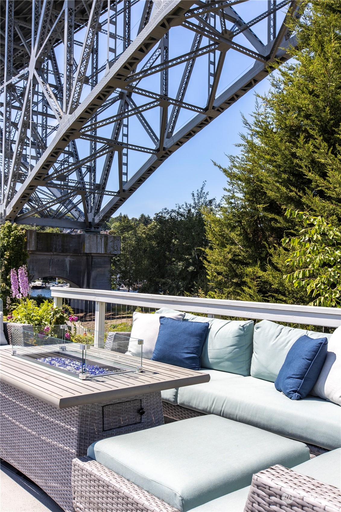 903 1/2 N Northlake Way