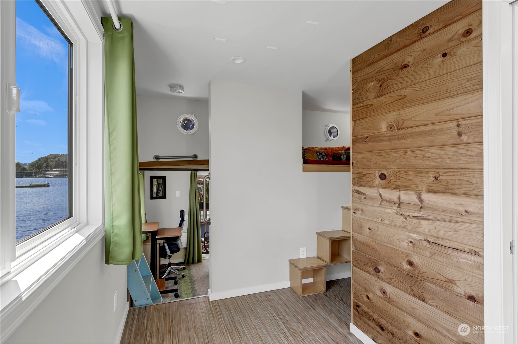 903 1/2 N Northlake Way