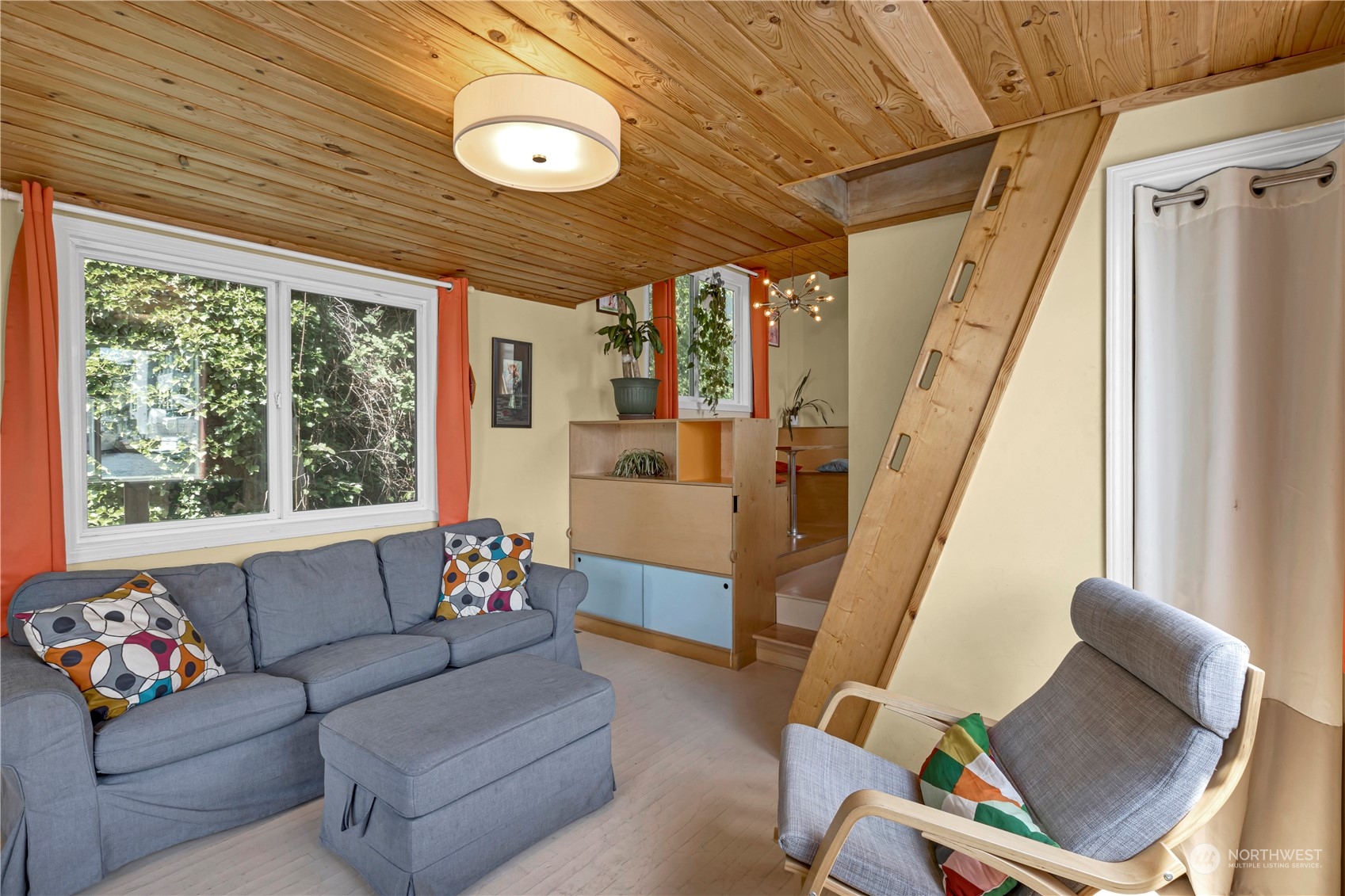 903 1/2 N Northlake Way