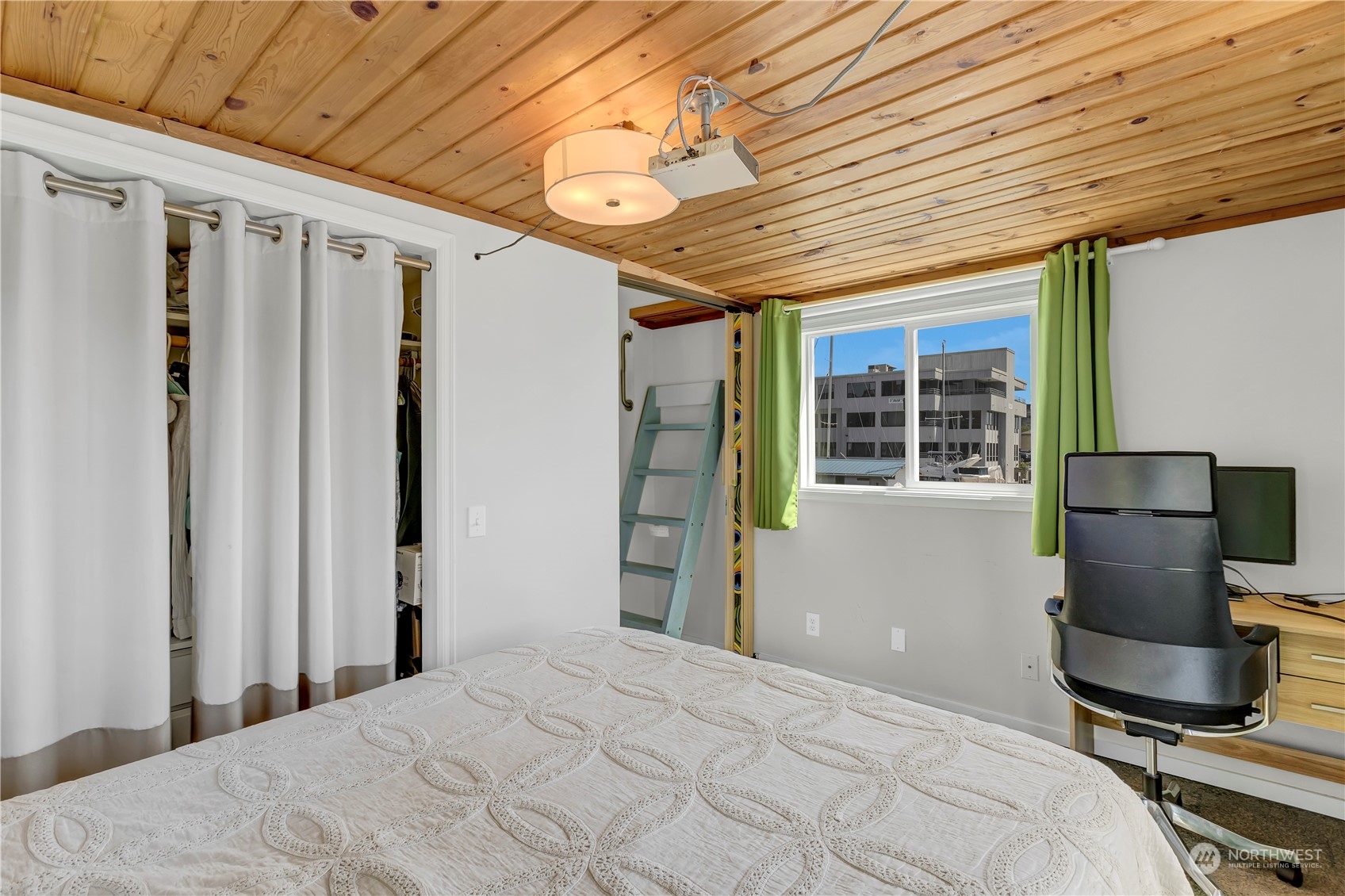 903 1/2 N Northlake Way