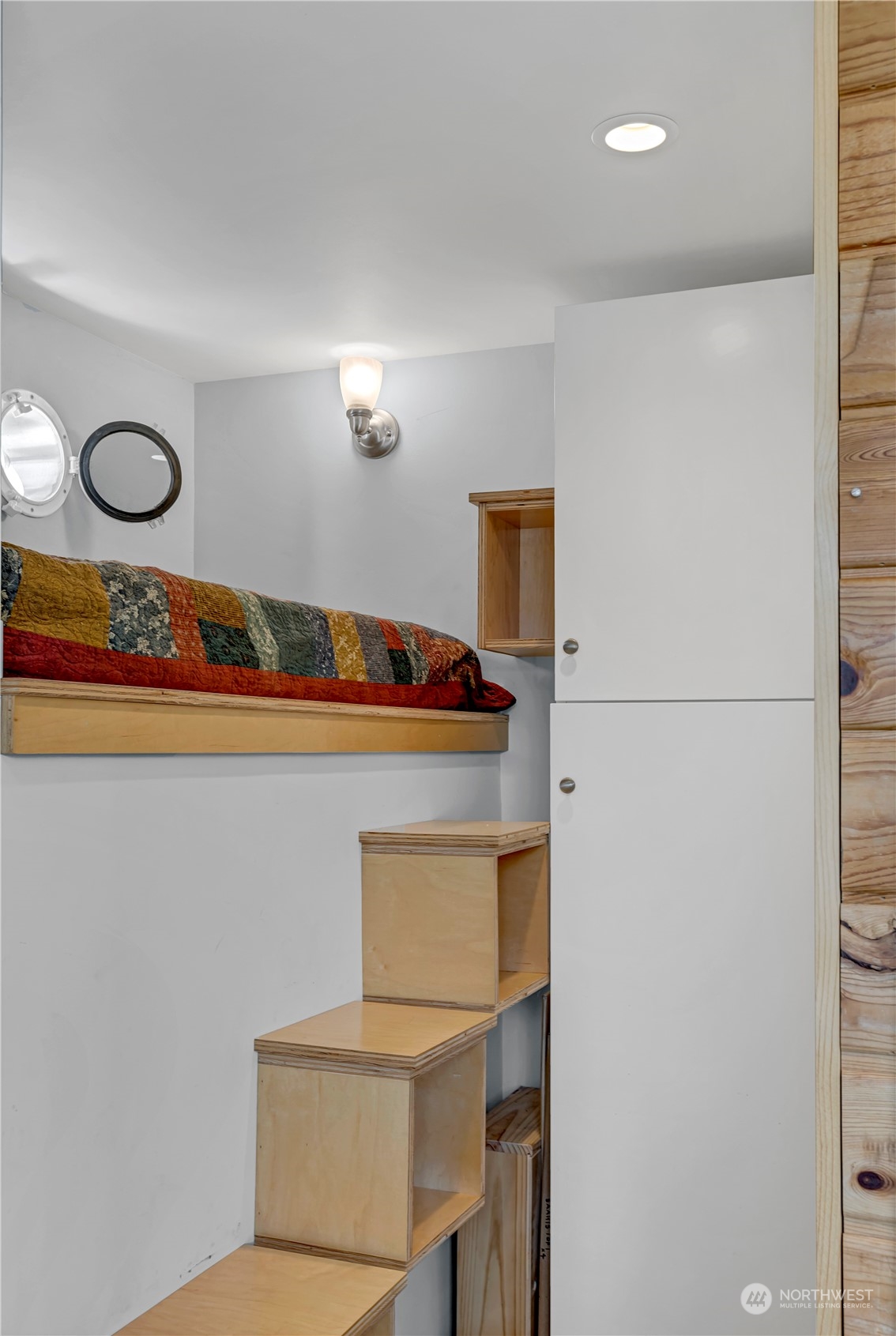 903 1/2 N Northlake Way