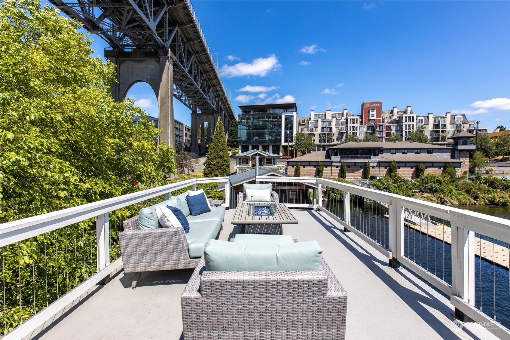 903 1/2 N Northlake Way