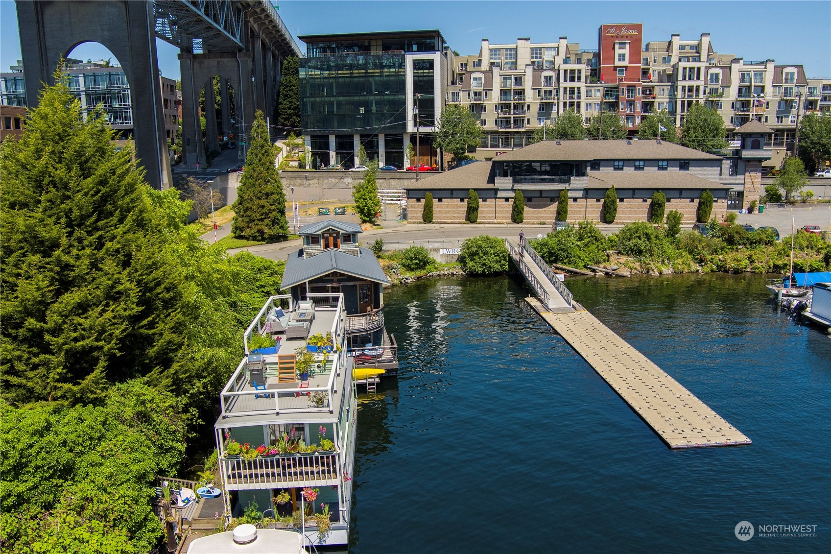 903 1/2 N Northlake Way