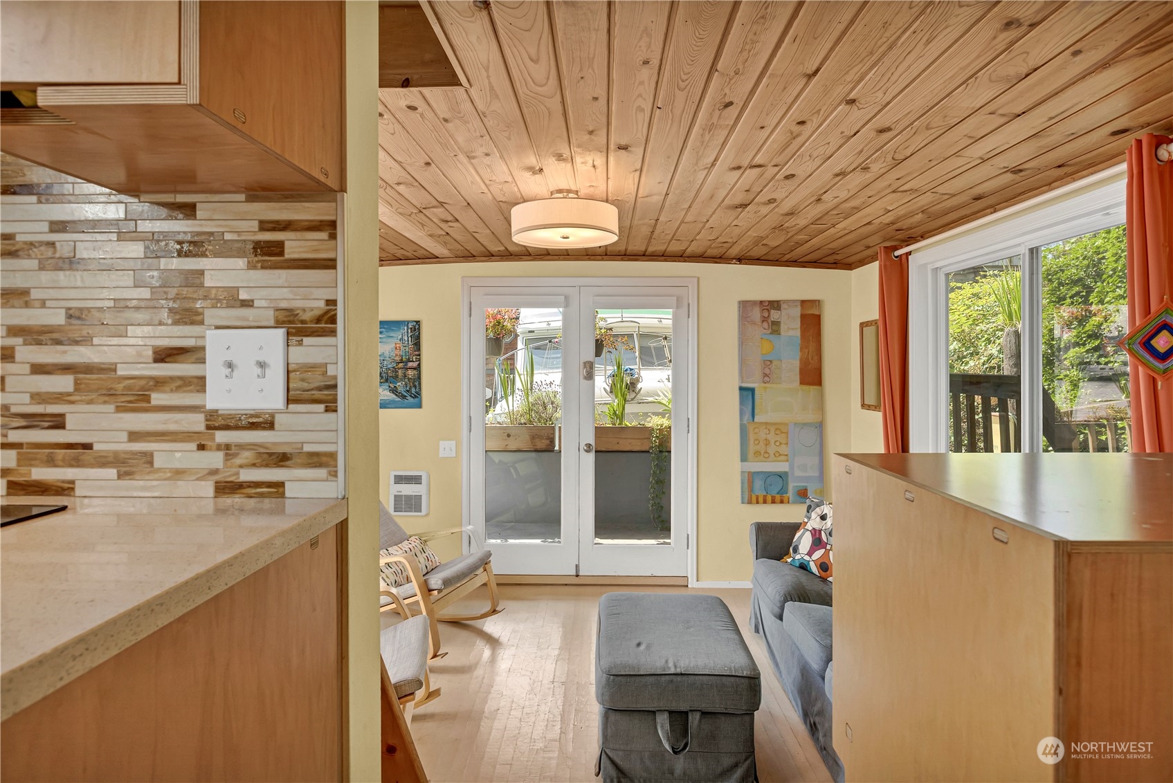 903 1/2 N Northlake Way