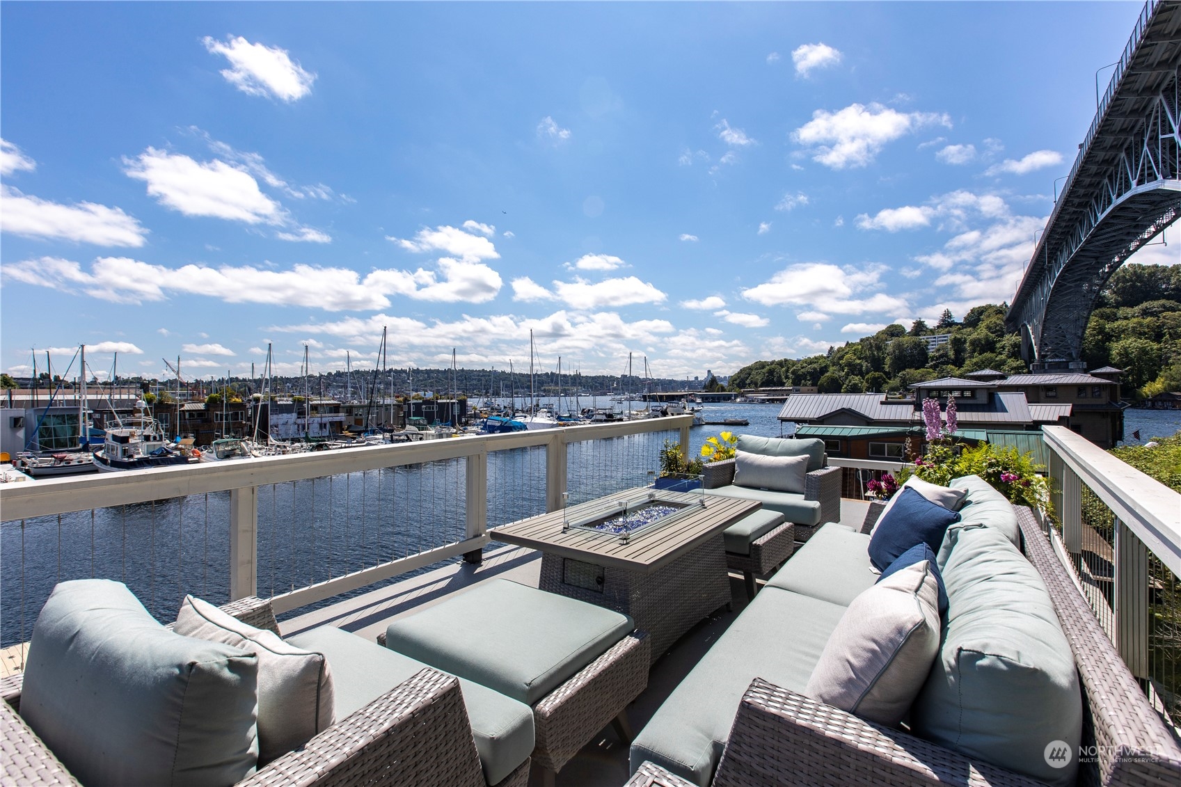 903 1/2 N Northlake Way