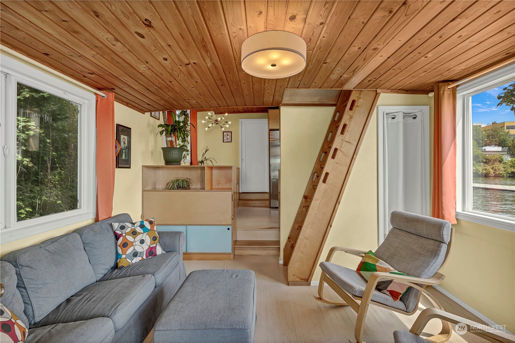 903 1/2 N Northlake Way