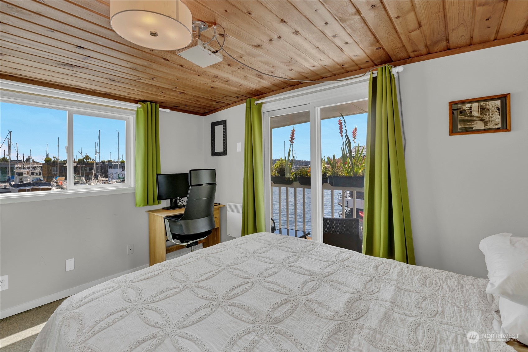 903 1/2 N Northlake Way