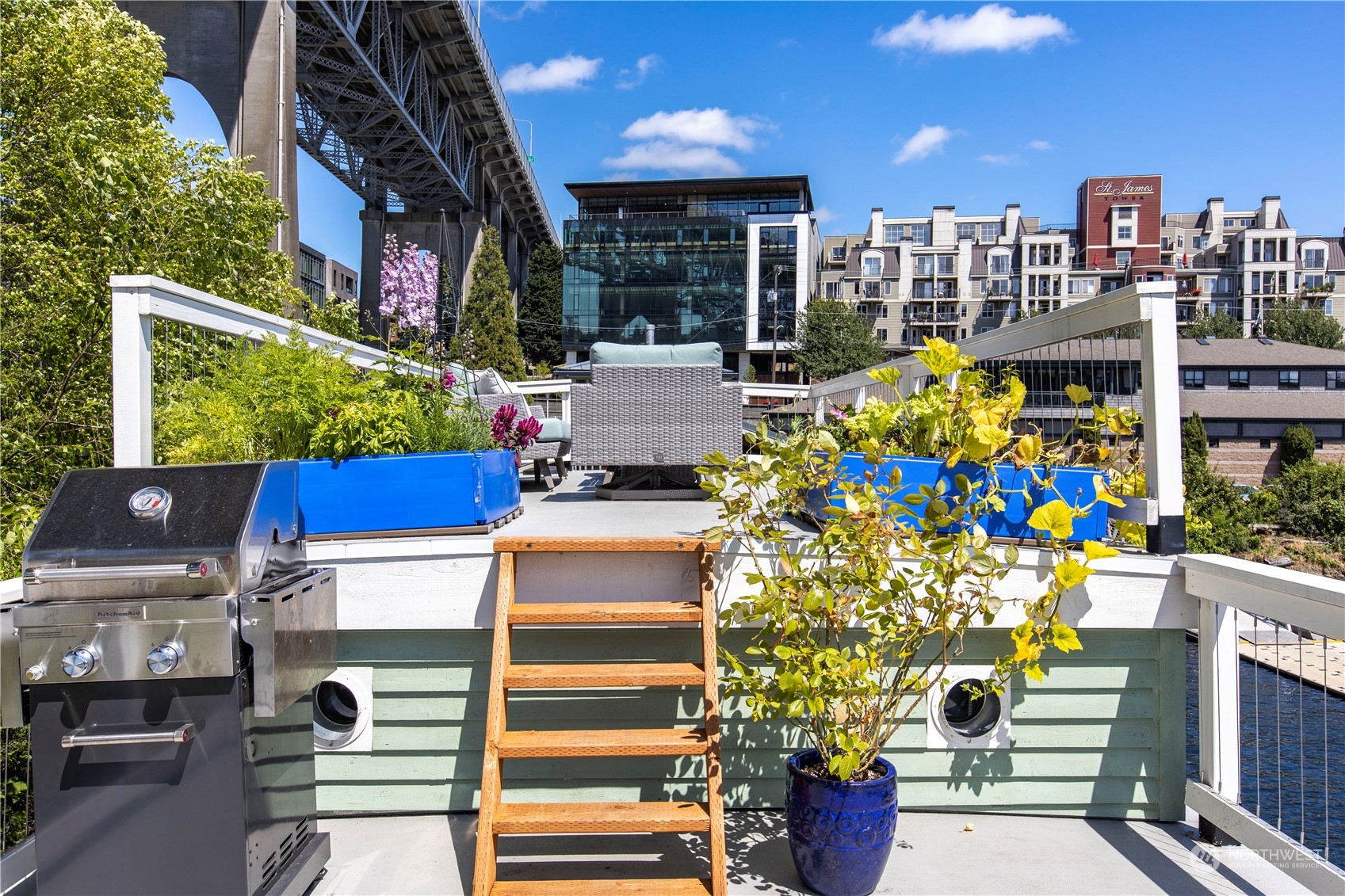 903 1/2 N Northlake Way