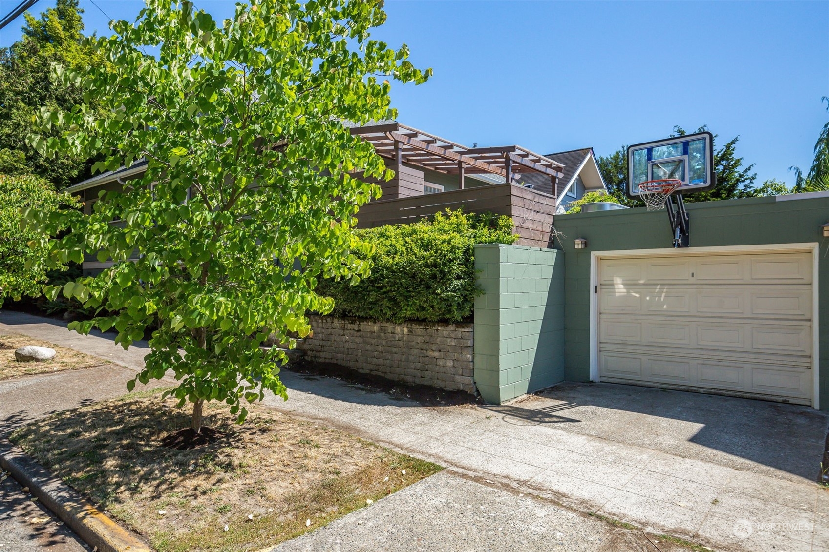 4233 Ashworth Avenue N