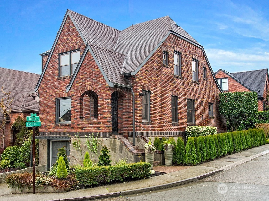 2502 Nob Hill Place N