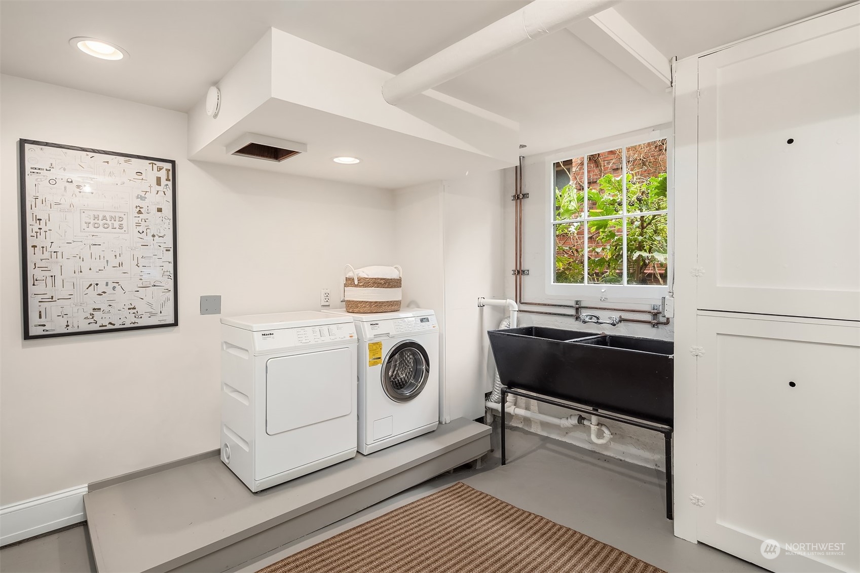 2502 Nob Hill Place N