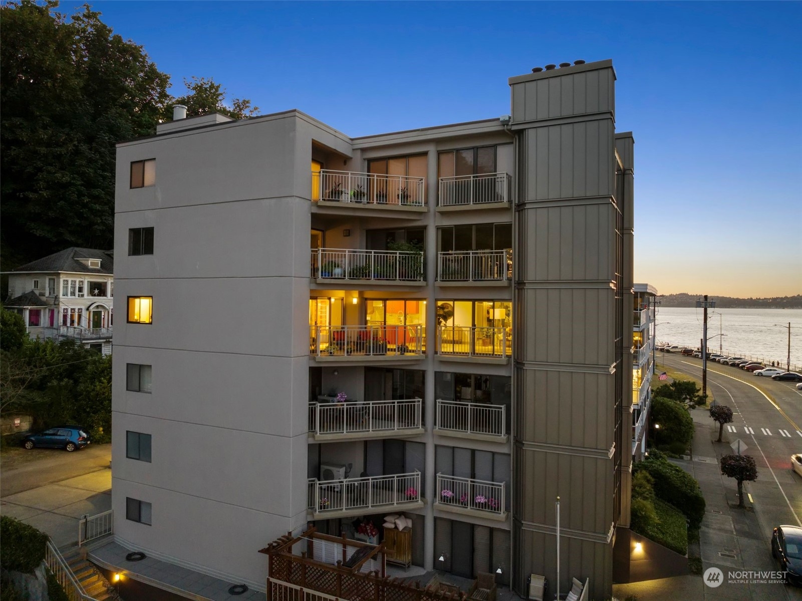 1111 Harbor Avenue SW Unit: 402