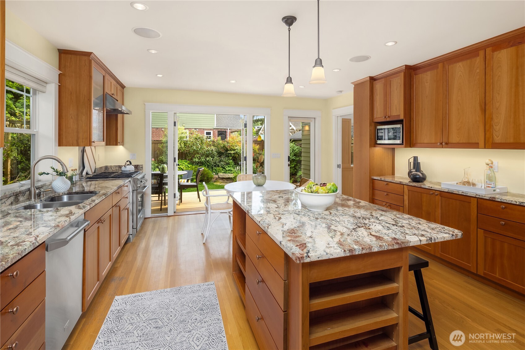 2421 E Calhoun Street