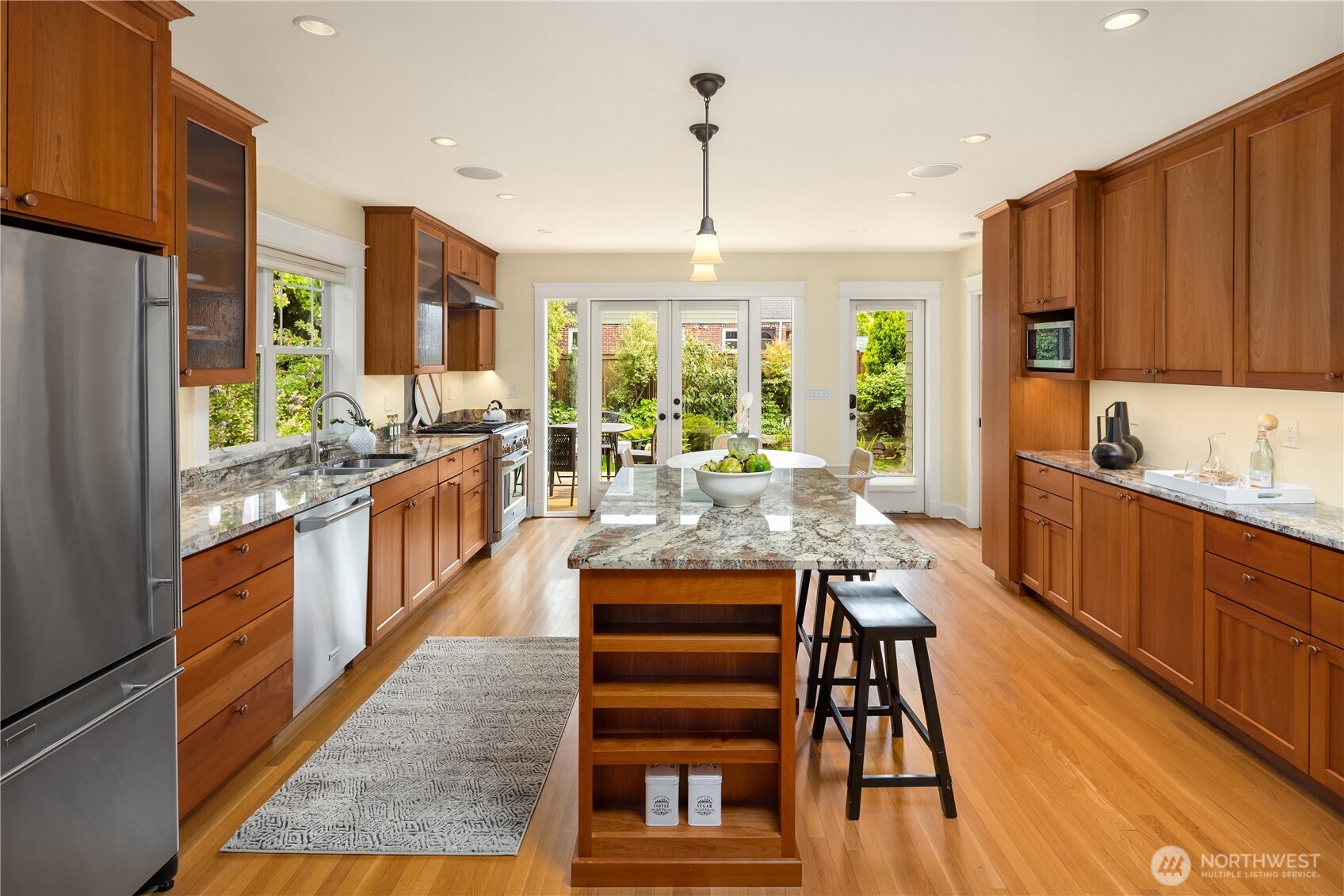 2421 E Calhoun Street