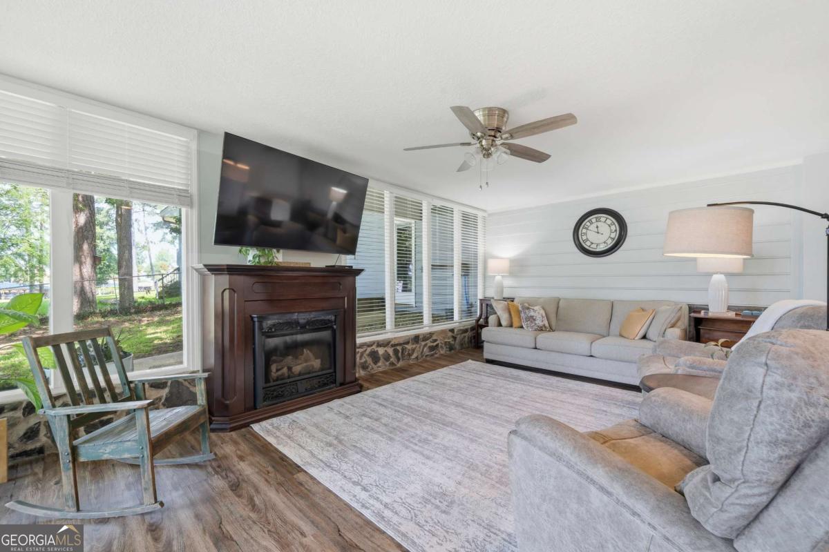 112 Cannon Point Rd SE