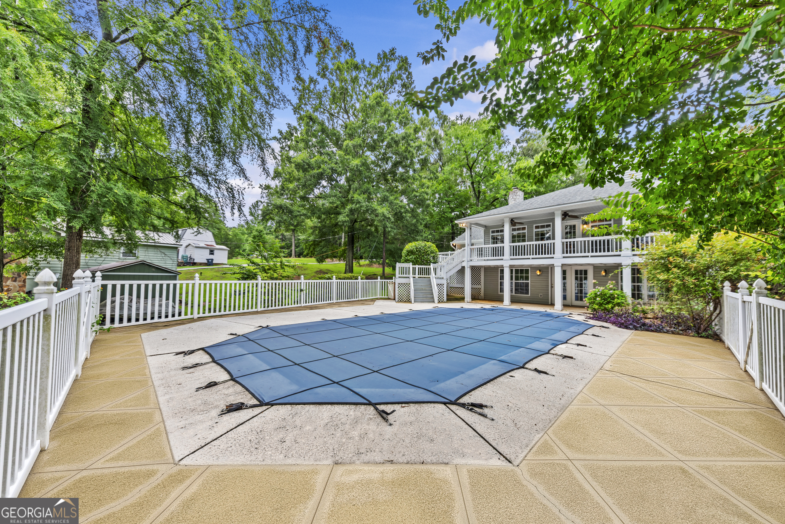 221 Commodore Dr NW
