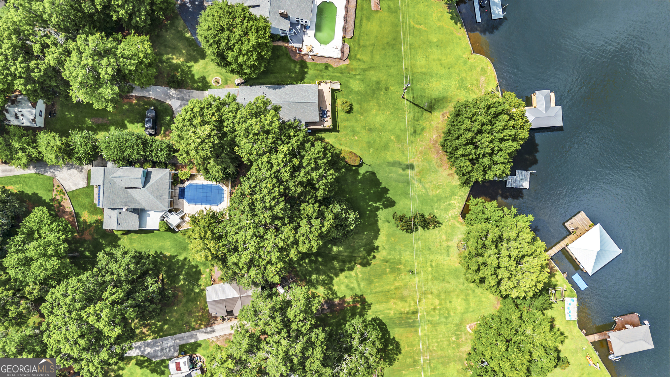 221 Commodore Dr NW