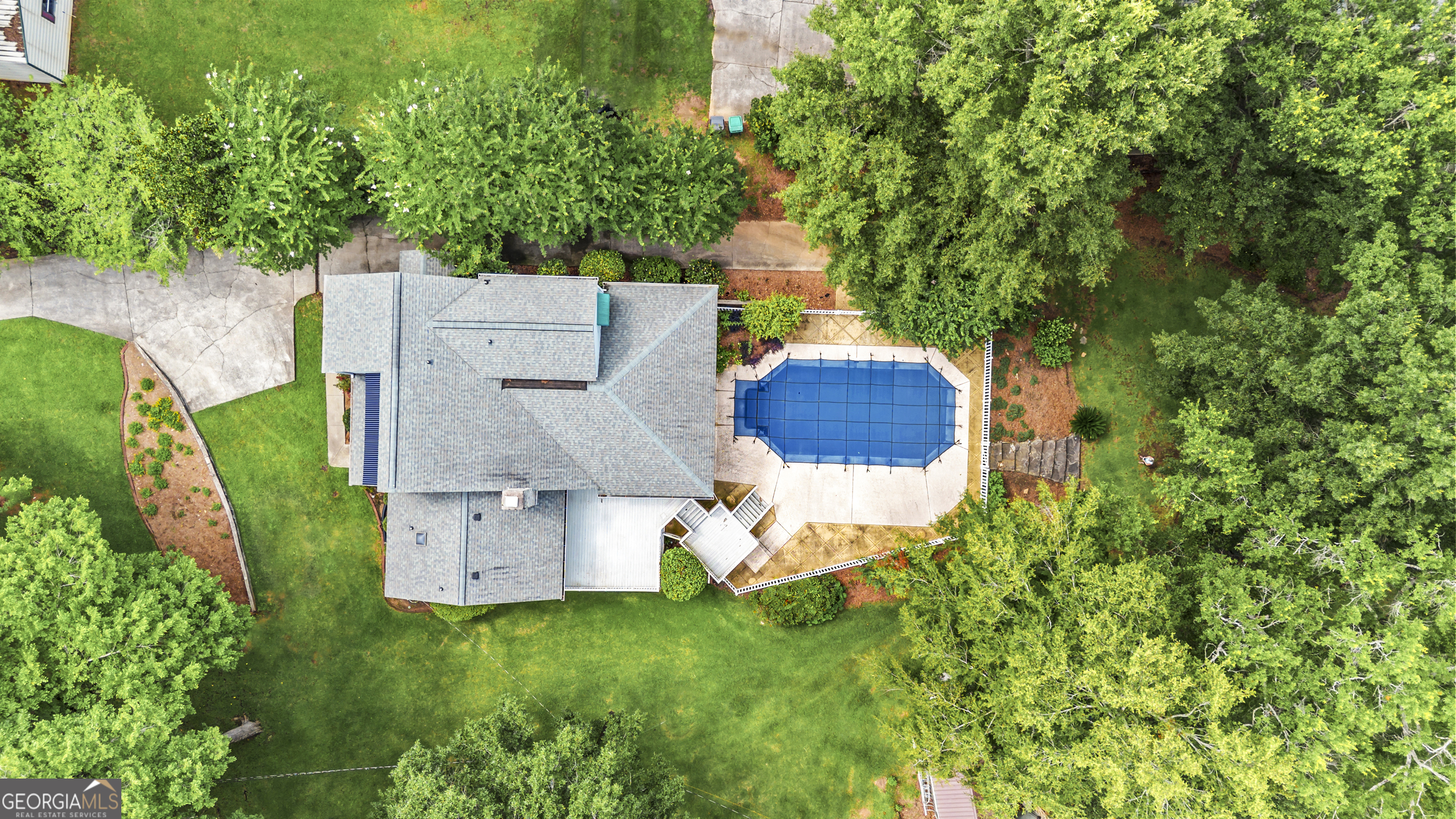221 Commodore Dr NW