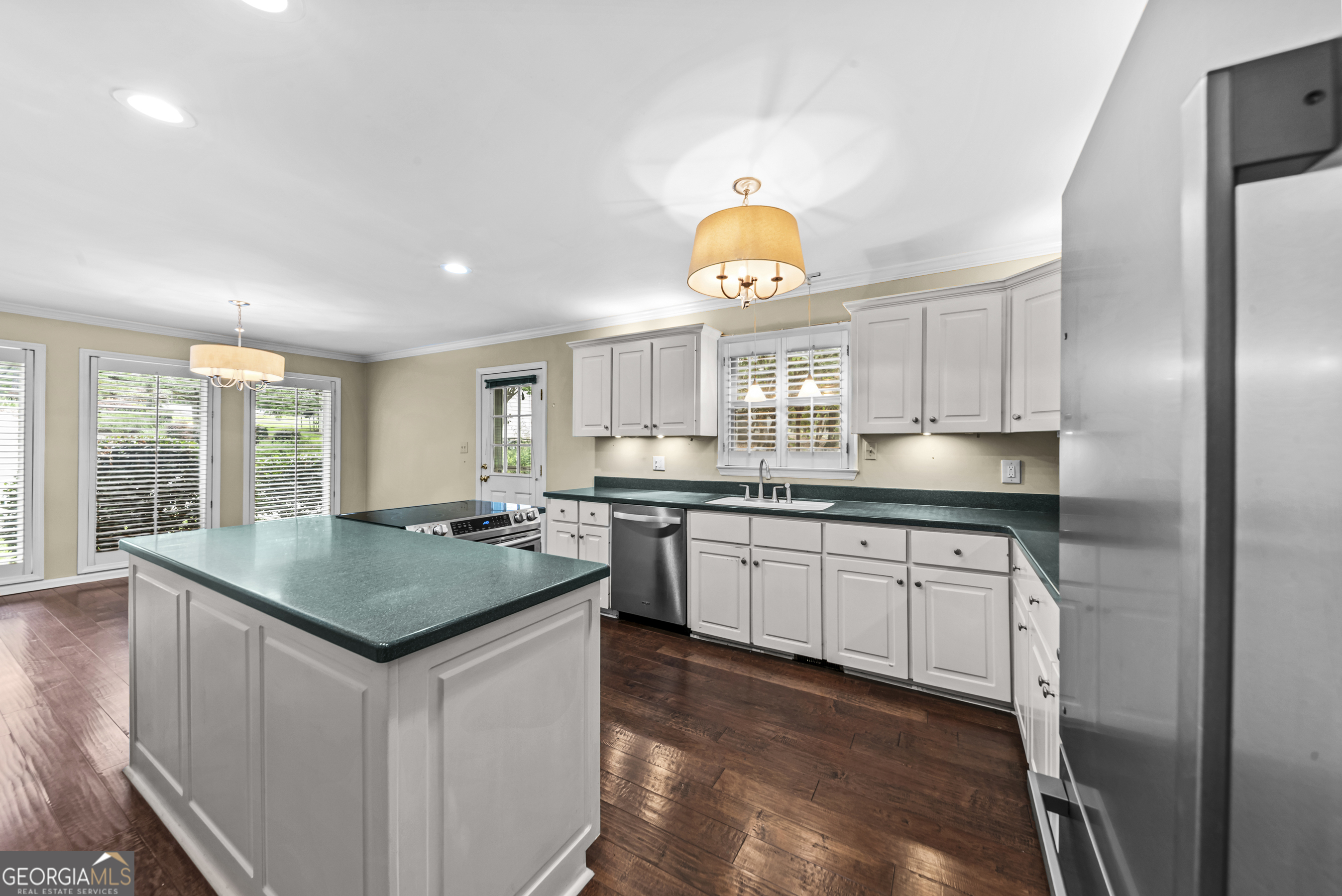 221 Commodore Dr NW