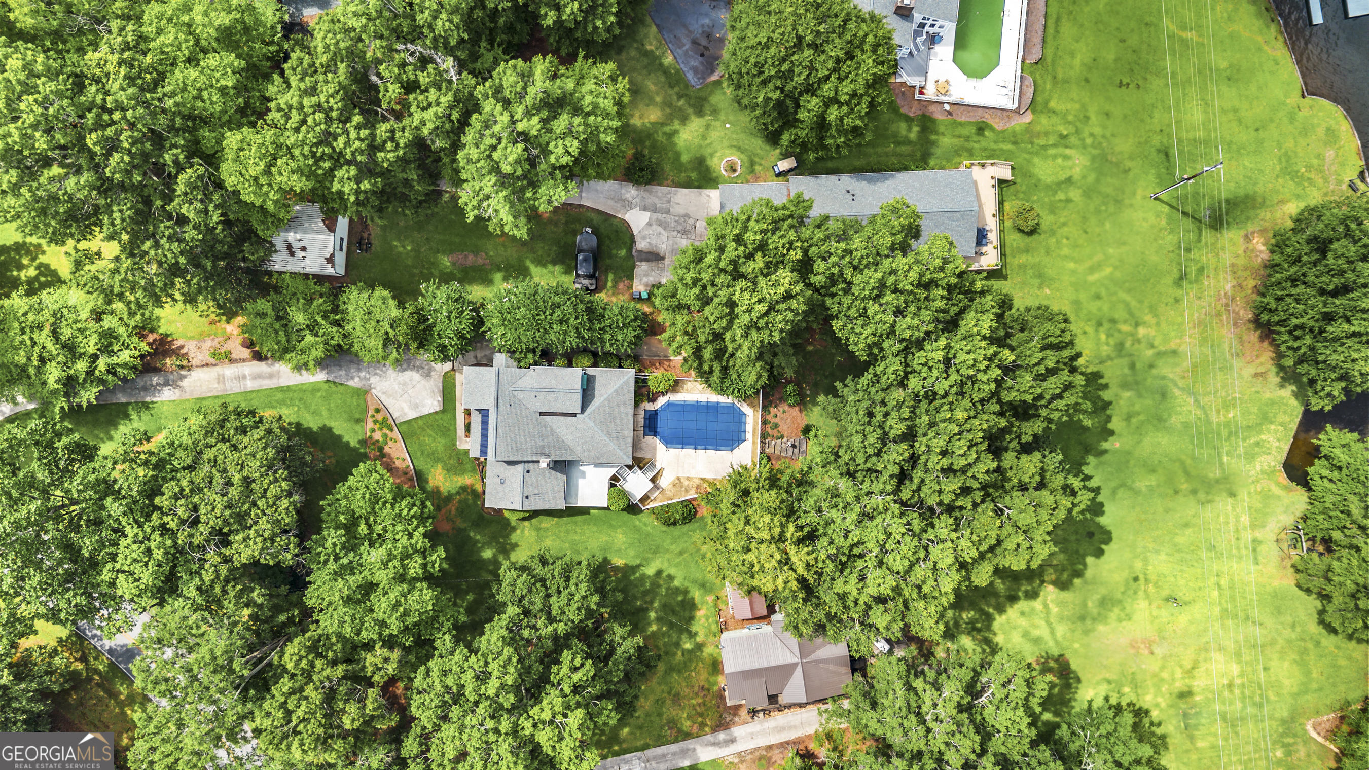 221 Commodore Dr NW