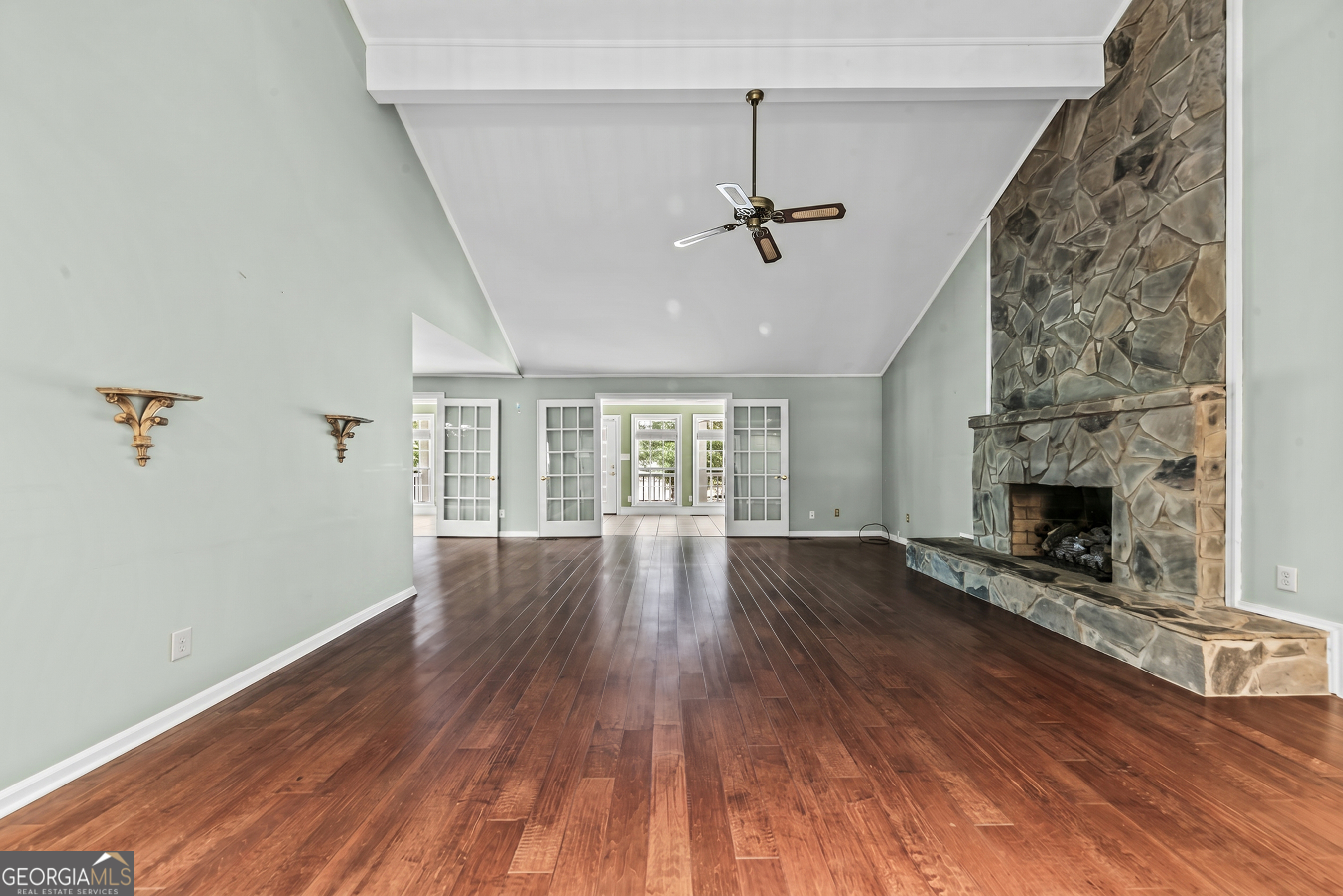 221 Commodore Dr NW