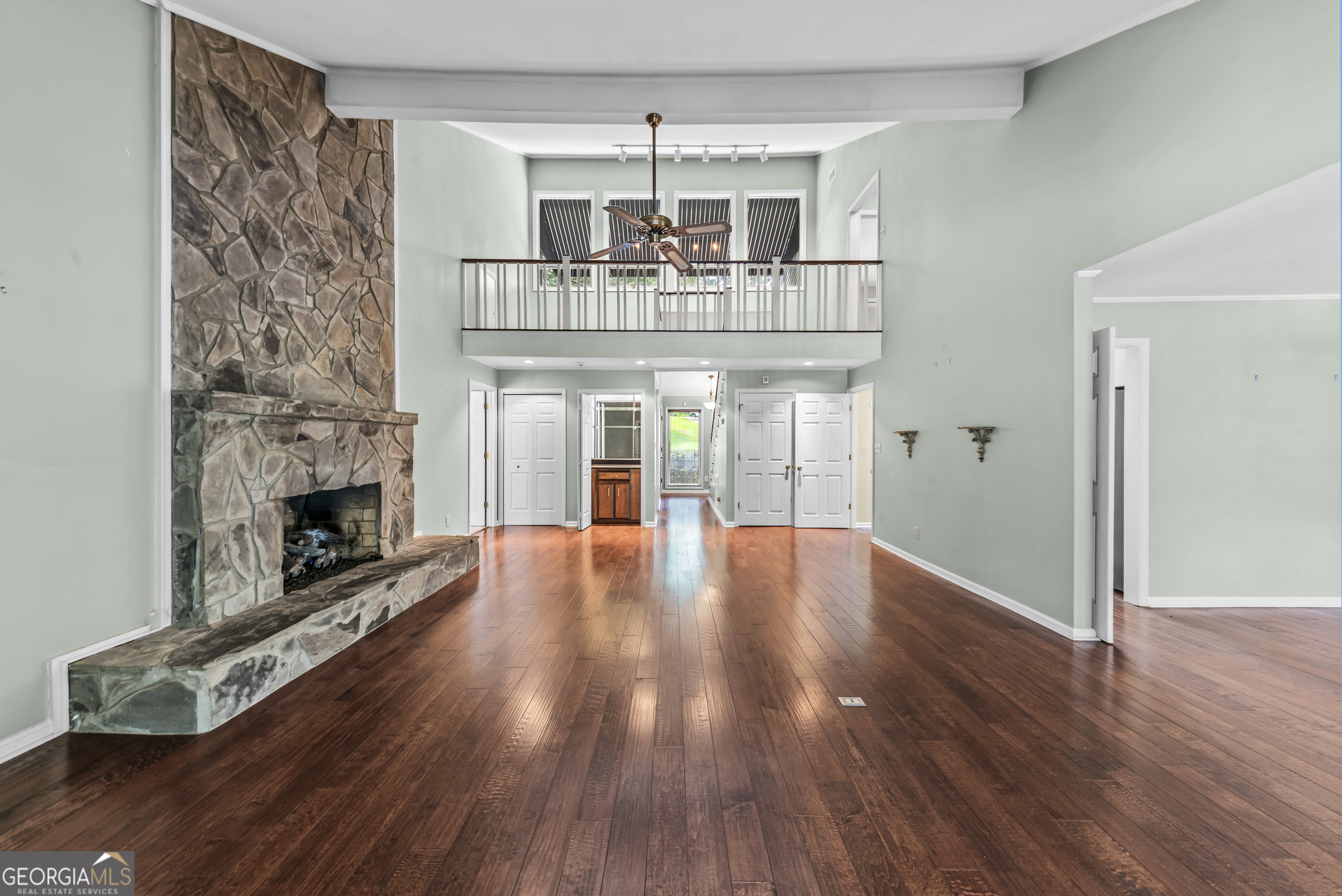 221 Commodore Dr NW