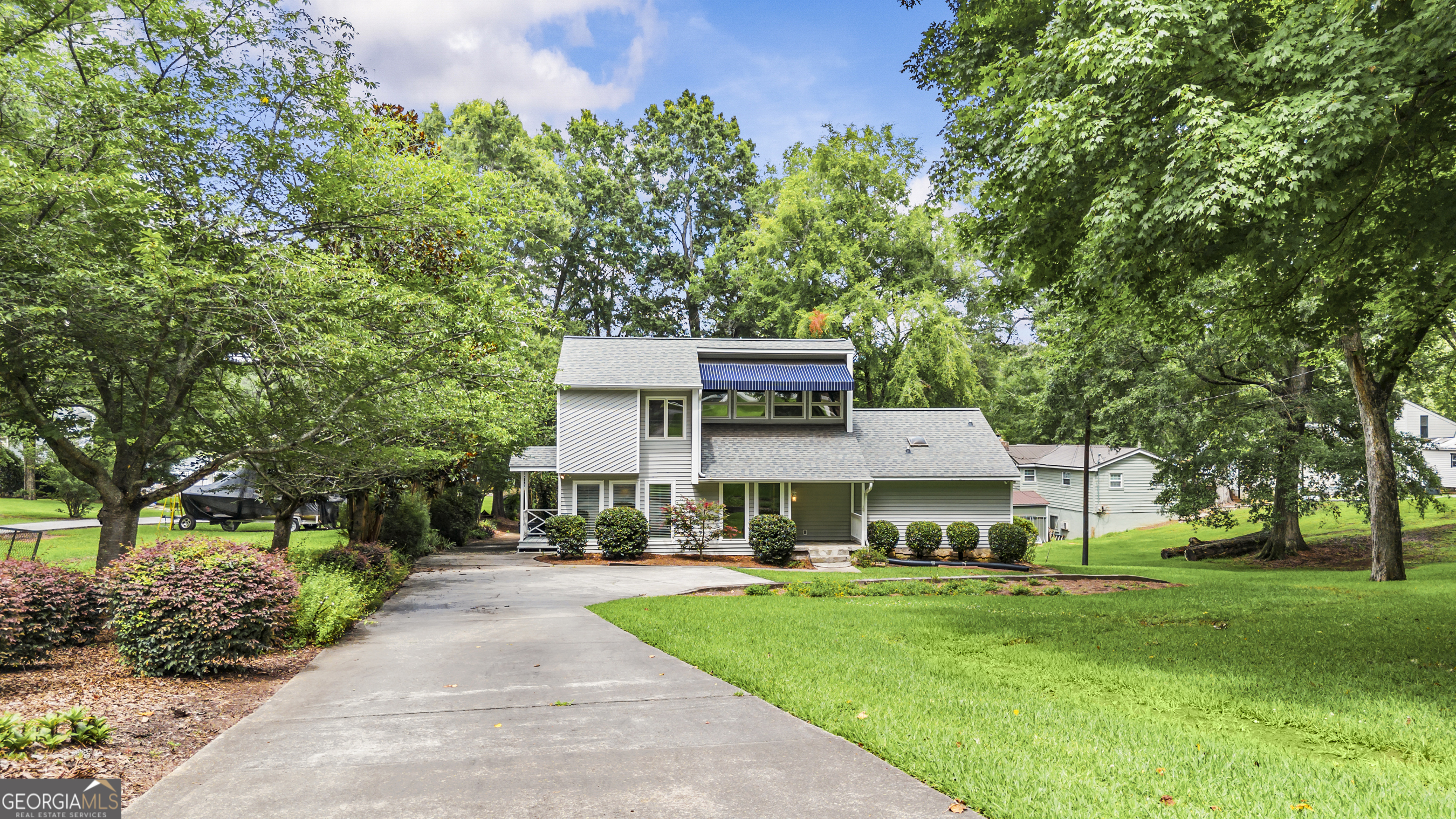 221 Commodore Dr NW